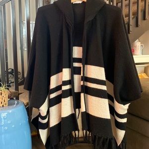 Frame black and cream poncho. OS